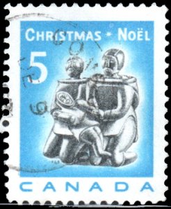 Canada 488 - Used - 5c Christmas / Carving of Eskimo Family (1968)