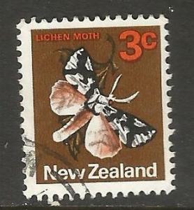 NEW ZEALAND 442 VFU MOTH N924 B