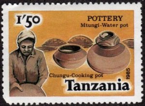 Tanzania 279 - Unused-NG - 1.50sh Water and Cooking Pottery (1985)