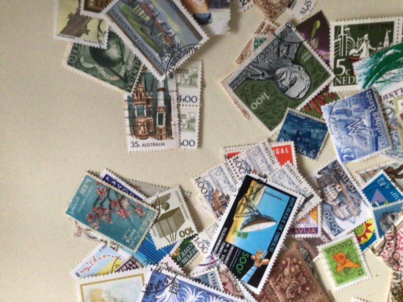 Worldwide stamps mixed used off paper loose stamps approx 250+ stamps A9788