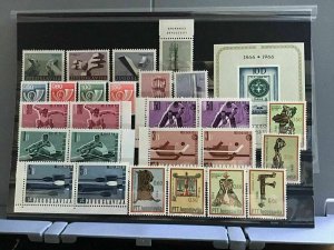 Yugoslavia   mint never hinged stamps and stamp sheet   R26205