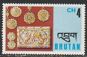 1975 Bhutan - Sc 187 - MH VF - 1 singles - Pendants and box cover