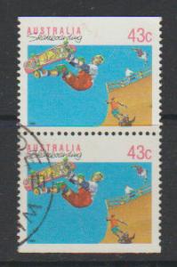 Australia SG 1181a  FU -   top / bottom pair from booklet...