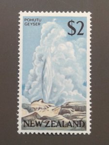 New Zealand 404 F-VF MLH. Scott $ 30.00