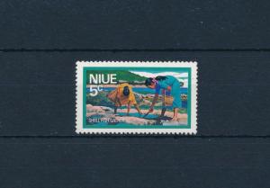 [49273] Niue 1976 Shell Fish gathering from set MLH