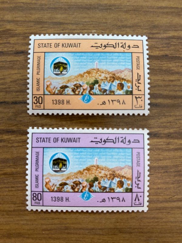 Kuwait 764-765 VF MLH.  Scott $ 4.50