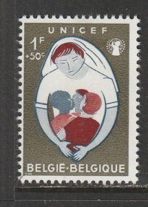 1960 Belgium - Sc B673 - MH VF - 1 single - Nurse and children