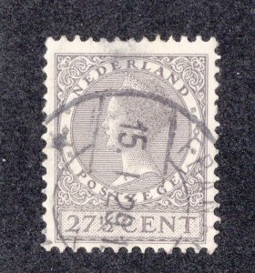 Netherlands 1928 27 1/2c gray Wilhelmina, Scott 188 used, value = 90c