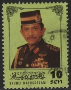 Brunei 504 (used) 10c Suktan Hassanal Bolkiah, yel grn bkgd (1996)