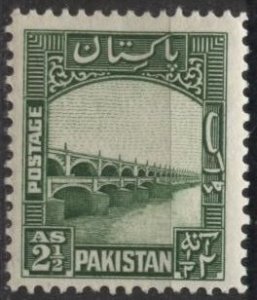 Pakistan 30 (mh) 2½a Ghulan Muhammad Dam, Indus River, green (1948)