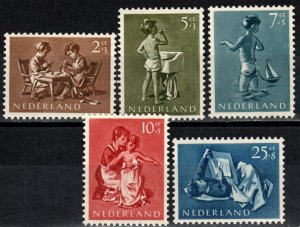 Netherlands #B271-5   MNH CV $10.00  (X2330)