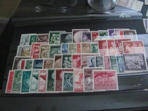 GERMANY 1940S MNH 32 SETS (113)