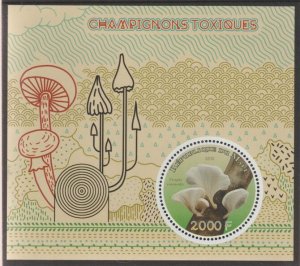 MALI - 2015 - Poisonous Mushrooms - Perf De Luxe Sheet - MNH-Private Issue