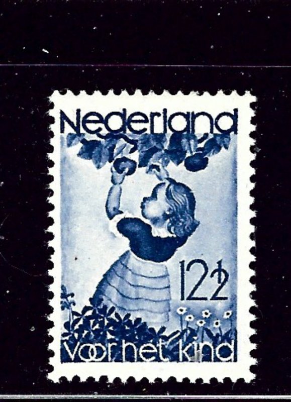 Netherlands B85 Used 1935 child picking fruit