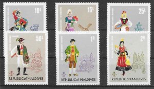 MALDIVE ISLANDS SG394/9 1972 NATIONAL COSTUMES OF THE WORLD SET MNH (p)