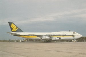 8042 Aviation Postcard   BOEING 747 312 SINGAPORE  Airlines