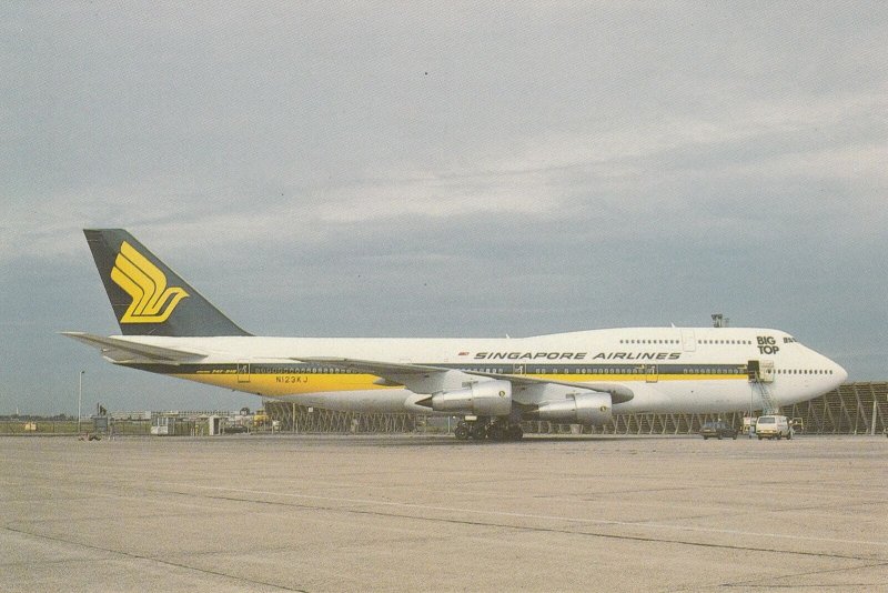 8042 Aviation Postcard   BOEING 747 312 SINGAPORE  Airlines