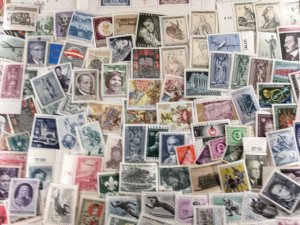 AUSTRIA - 1000 STAMPS - ALL DIFFERENT - MINT/NH - WITH BLOCKS & MINI SHEETS