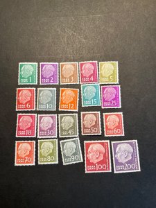 Stamps Saar Scott #263-82 never hinged