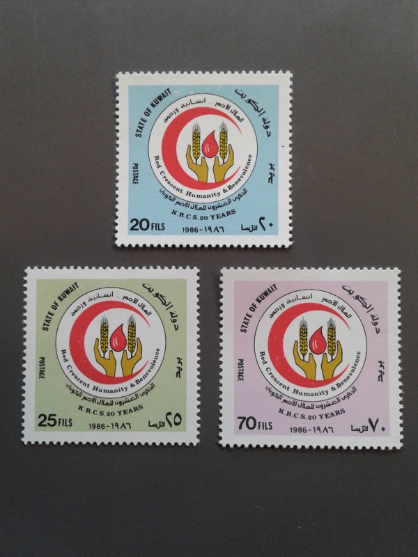 Kuwait 1007-1009 F-VF MH. Scott $ 6.50