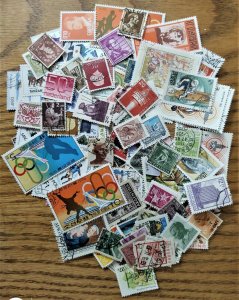 Worldwide stamp accumulation, kiloware ,collection  1000 off paper stamps