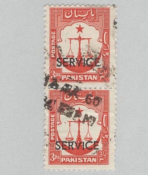 Pakistan O14 Scales Star and Crecent Used V Pair 1  (BP91612)