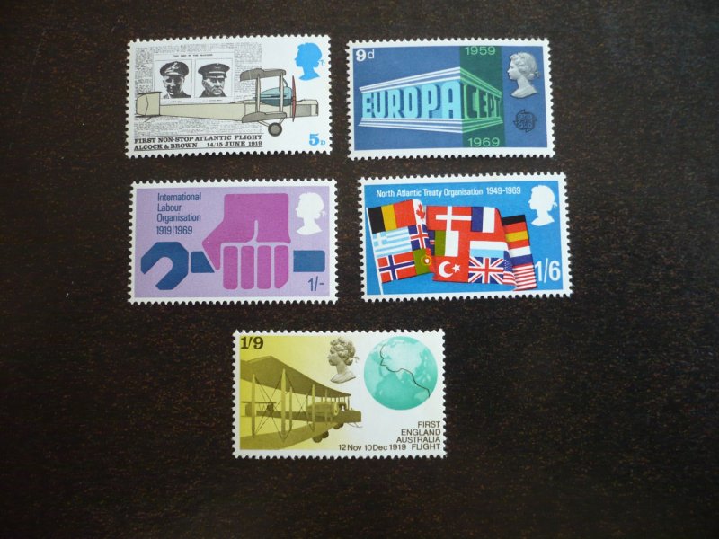 Stamps - Great Britain - Scott# 584-588 - Mint Never Hinged Set of 5 Stamps