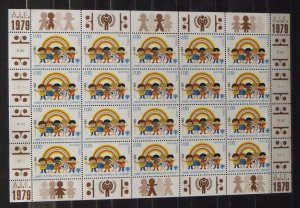 4521   UN - Geneva  MNH # 84, 85     Int'l Year Child - Sheet   CV$ 20.00