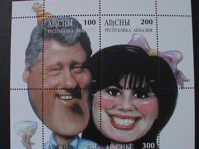 ​RUSSIA-AIbCHbI-1999-CHEERS-BILL CLITON & LEWINSKI-MNH-SHEET-VF CARTOON STYLE