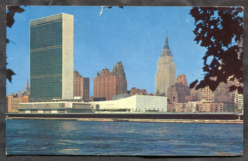 3991 - UNITED NATIONS New York - 1959 Cancel on UN Tower & Skyline Postcard