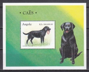 Angola, Scott cat. 1026. Labrador Retriever Dog s/sheet. ^