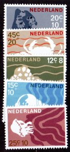 NETHERLANDS B419-23 MNH SCV $1.95 BIN $1.20 MARINE LIFE