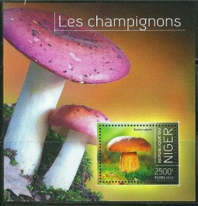 NIGER 2013 MUSHROOMS SOUVENIR SHEET