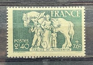 (1321) FRANCE 1943 : Sc# B160 PRISONER'S FAMILY DOING FARM WORK - MNH VF