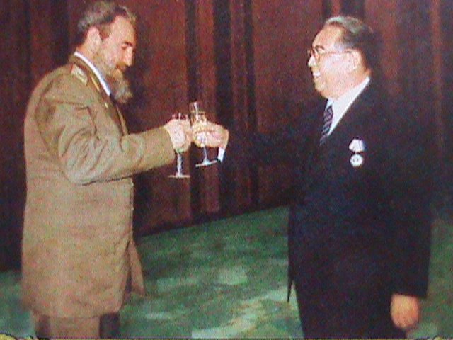 ​KOREA-2003 SC# 4296 FIDEL CASTRO-PRESENTED MEDAL TO KIM II SUNG: MNH S/S-VF