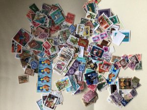 Worldwide stamps mixed used off paper loose stamps approx 250+ stamps A9781