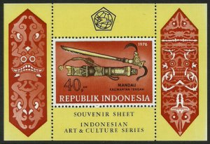 Indonesia #983a MNH S/Sheet - Historic Daggers