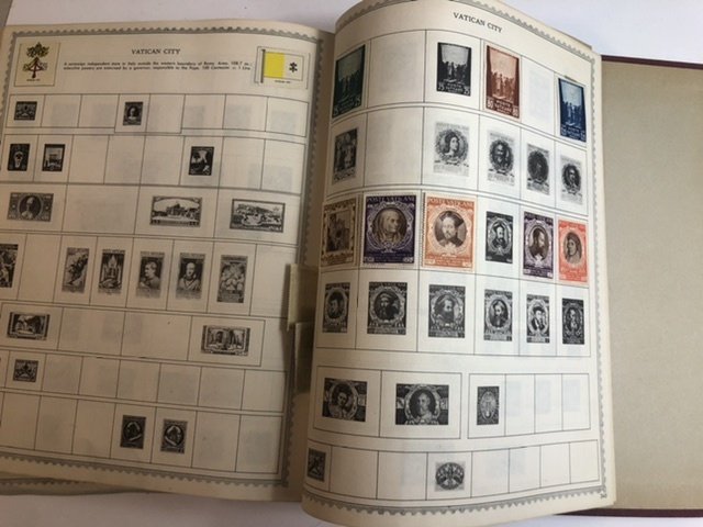 The New World Wide Postage Stamp Album Lots Of Old Stamps