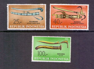 Indonesia  1976  MNH daggers and sheaths  complete set