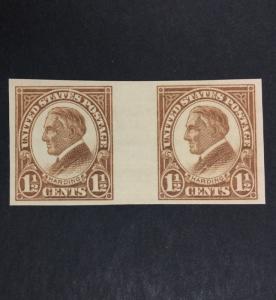 US #631 GUTTER PAIR MINT OG NH $ LOT #5645