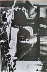 KV)1983 SOVIET UNION, HISTORICAL POSTCARD FEATURING VLADIMIR LENIN AT THE KREMLI