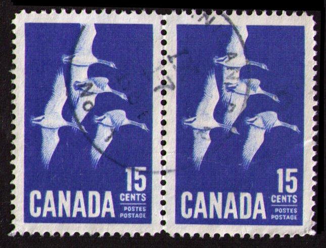 CANADA 1963 15c SC #415 VERY FINE USED PAIR CANADA GOOSE (K031)