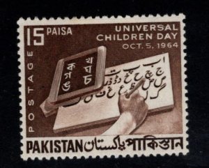 Pakistan Scott 211 MH* stamp