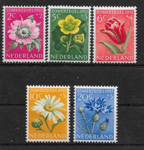 NETHERLANDS SG749/53 1952 CULTURAL RELIEF FUND SET MNH