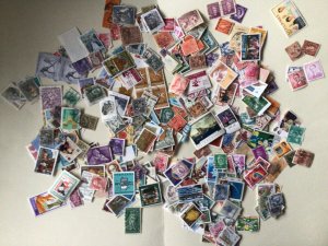 Worldwide stamps mixed used off paper loose stamps approx 250+ stamps A9784