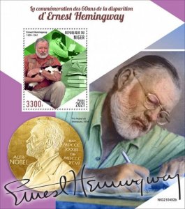 Niger - 2021 Writer Ernest Hemingway - Stamp Souvenir Sheet - NIG210452b