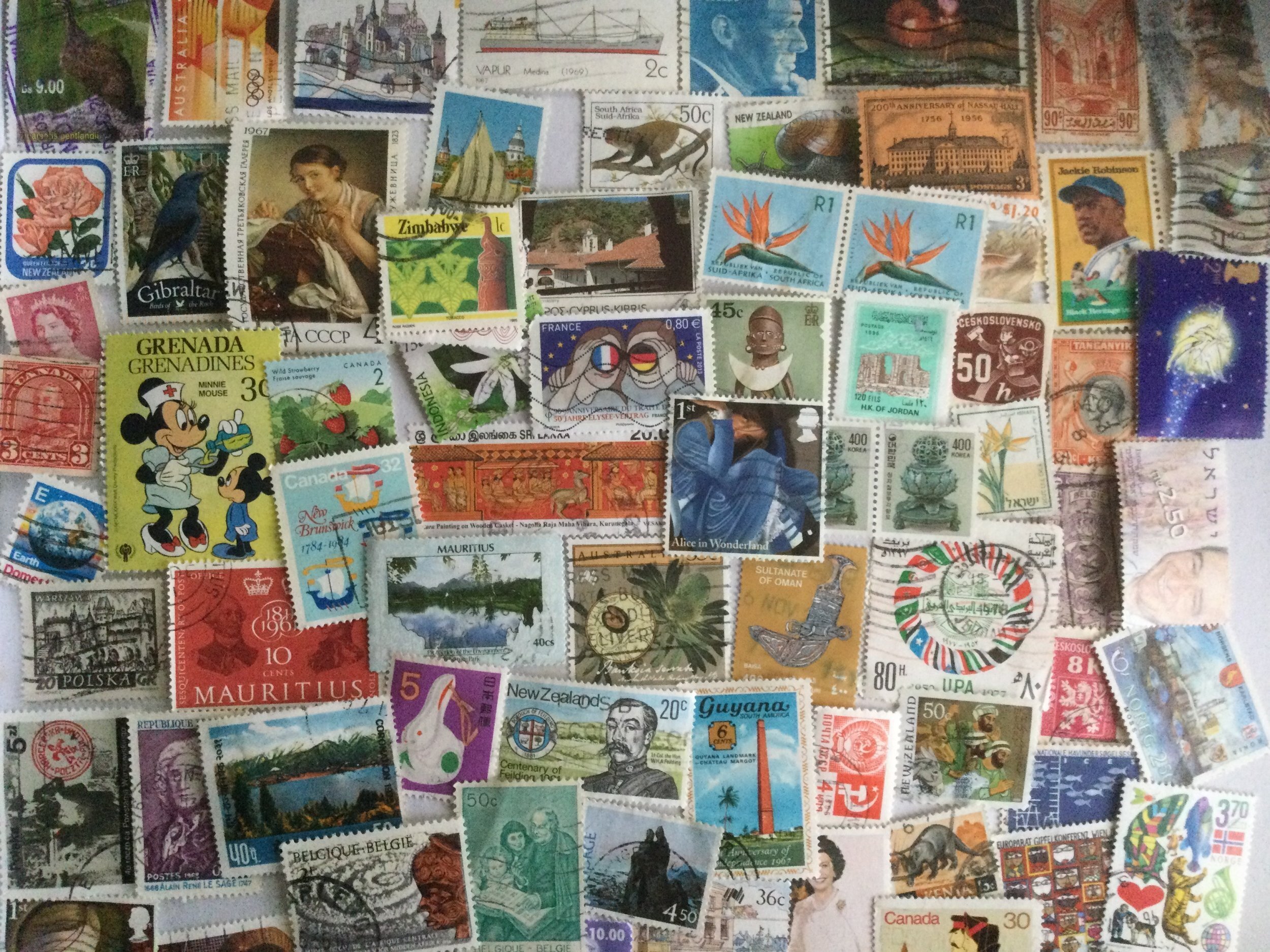 World kiloware 60+ gms. (C) Includes a few GB commems. Off paper. 500