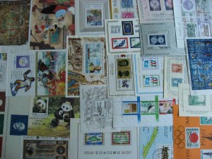 Worldwide 25 different mint and U souvenir sheets, quite topical check them out!