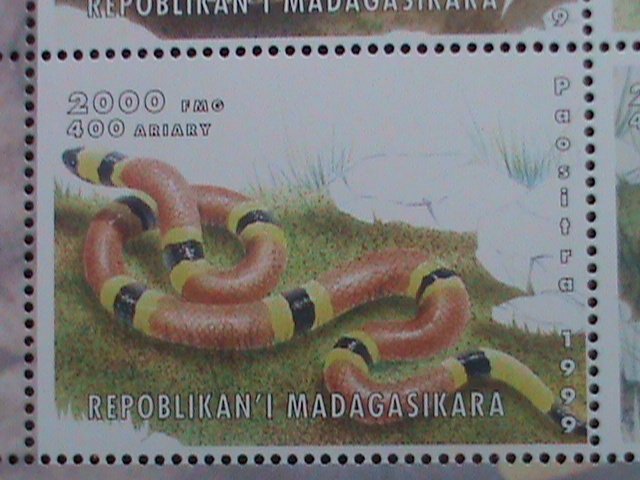 ​MADAGASCAR STAMP:1999 COLORFUL BEAUTIFUL SNAKES MNH FULL SHEET