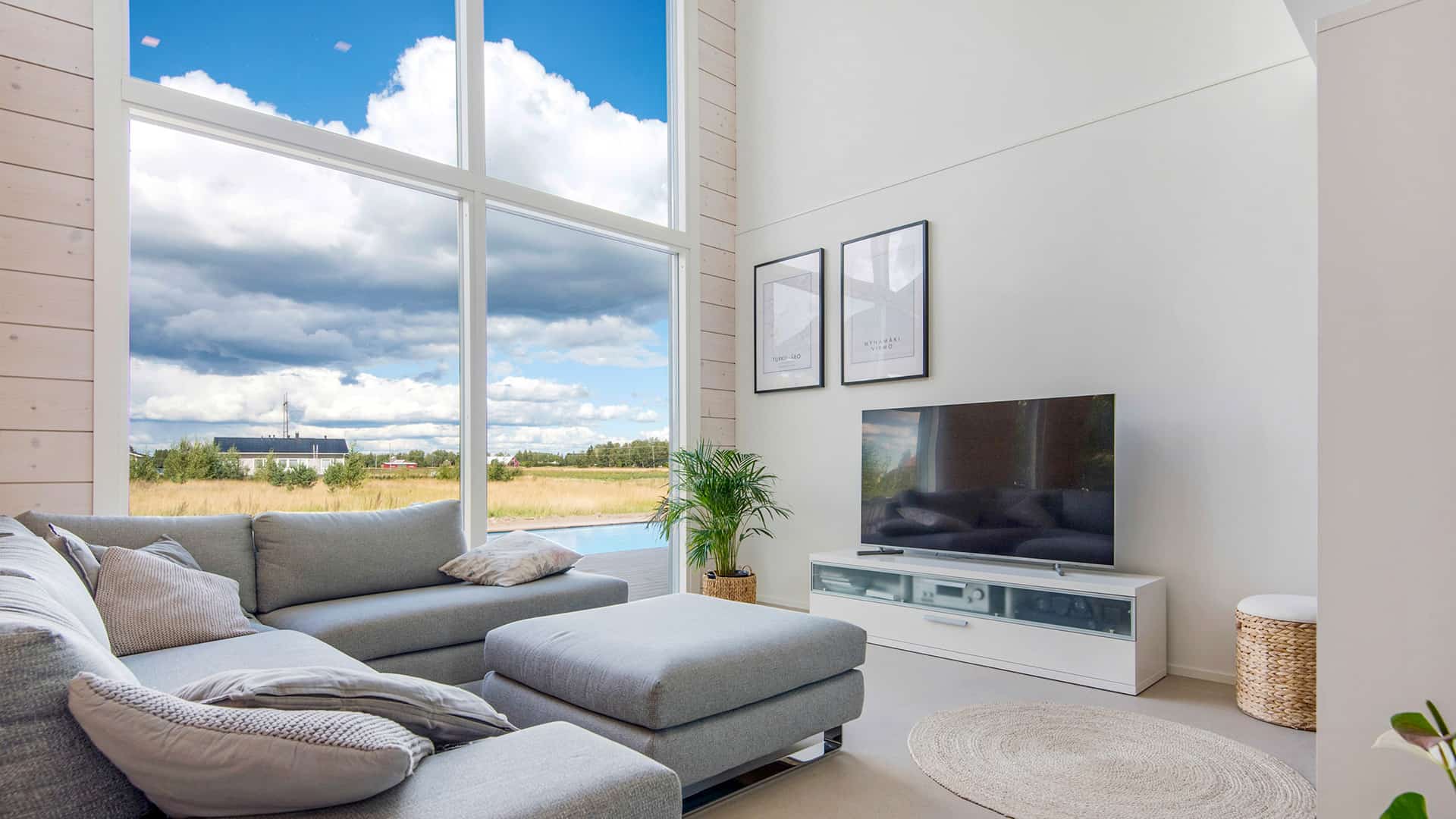 The large windows of the living room bring the stunning landscape to the sofa.